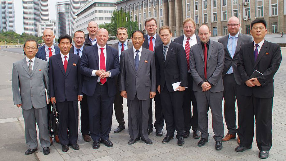 Der Vorsitzende der Deutsch-Koreanischen Parlamentariergruppe des Deutschen Bundestages, Hartmut Koschyk MdB gemeinsam mit Vizeaußenminister Kung Sok Ung (8.v.r.), Botschafter Dr. Thomas Schäfer (9.v.r) und den deutschen Delegationsteilnehmern