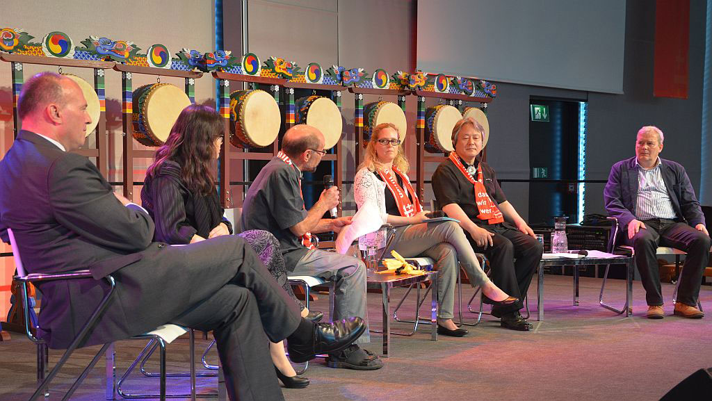 Lutz Drescher, Ev. Mission in Solidarität (EMS), Stuttgart, Dr. Henning Pietzsch, Vorsitzender der “Geschichtswerkstatt Jena”, Prof. Dr. Du-Yul Song, Zeitzeuge, Berlin, Kwang-Sam In, Zeitzeugin, Bochum, Prof. Dr. Eun-Jeung Lee, Leiterin des Instituts für Koreastudien an der Freien Universität Berlin, Dr. Hong-Jung Lee, Generalsekretär Presbyterianische Kirche Korea, Seoul/Südkorea, Kerstin Leitschuh, Dekanatsreferentin kath. Dekanat Biberach und der Vorsitzende der Deutsch-Koreanischen Parlamentariergruppe, Hartmut Koschyk MdB