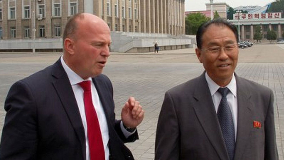 Hartmut Koschyk besucht mit dem Vizeaußenminister Kung Sok Ung den Kim-Il-Sung-Platz