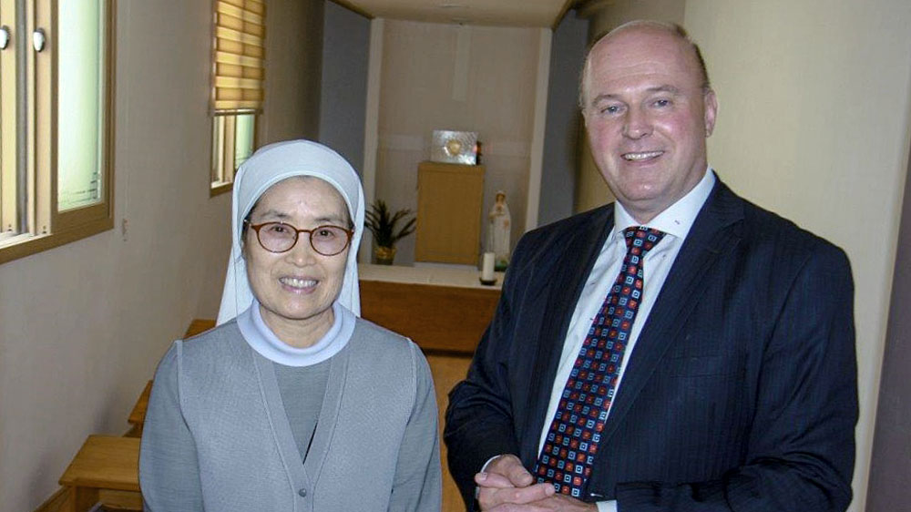 Schwester „Hyacintha“ Kim mit Hartmut Koschyk MdB im Andachtsraum