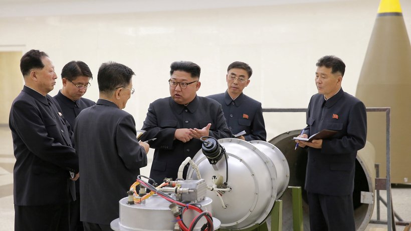 koreaner-begutachten-bombe